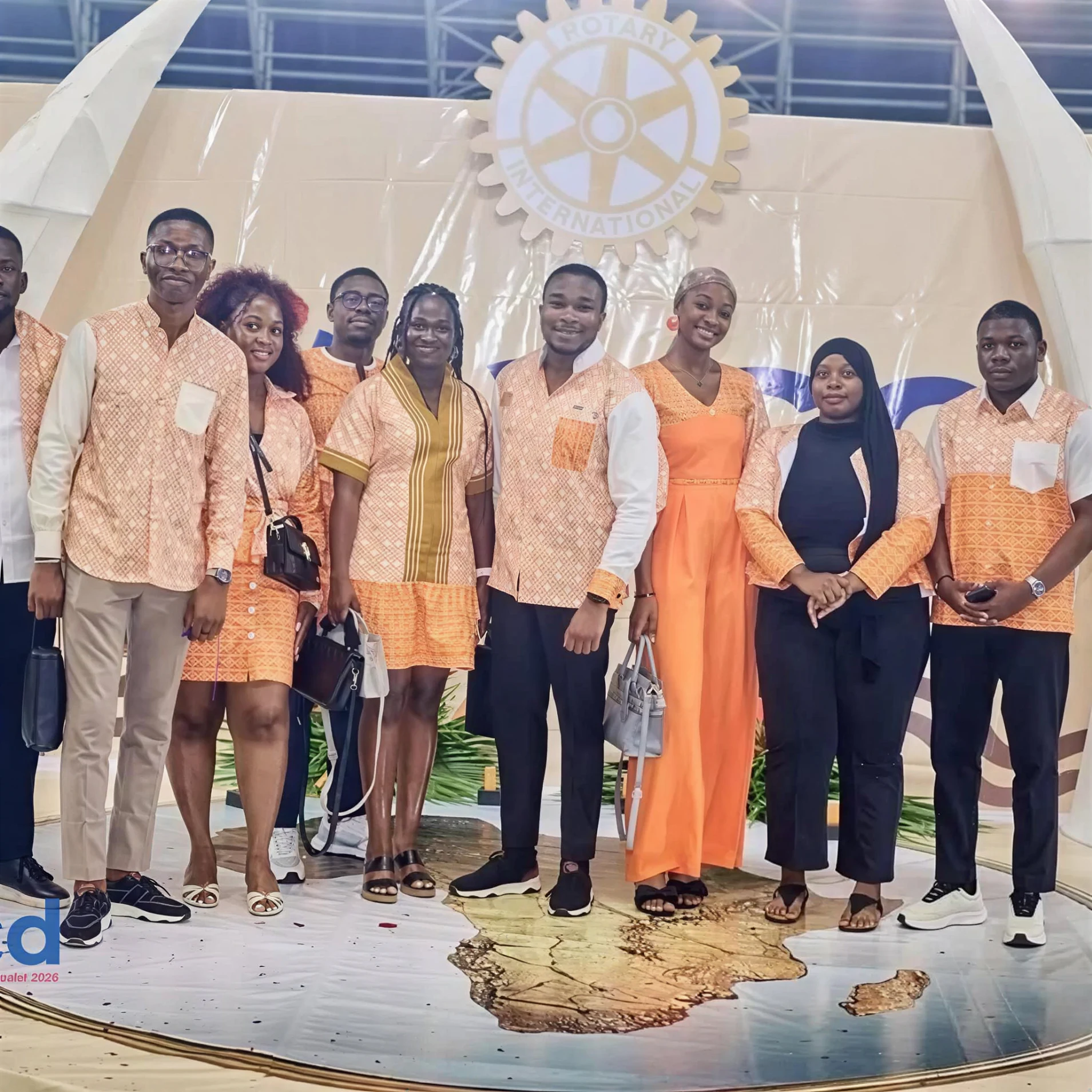 Des membres du Rotaract réunis devant le globe Rotary