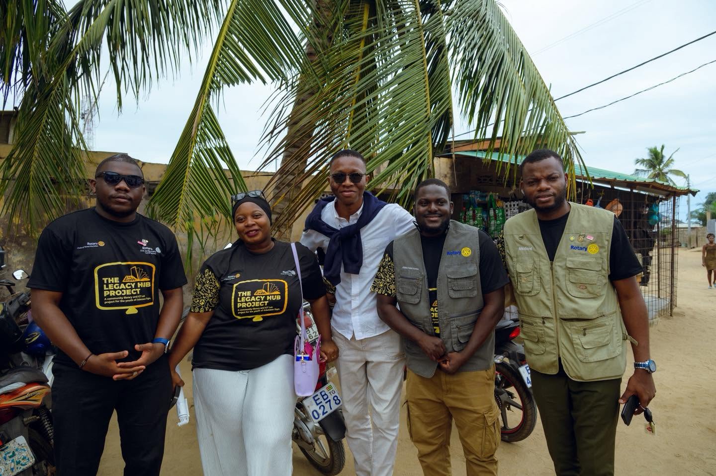 Des membres du Rotaract portant leurs gilets sur le terrain