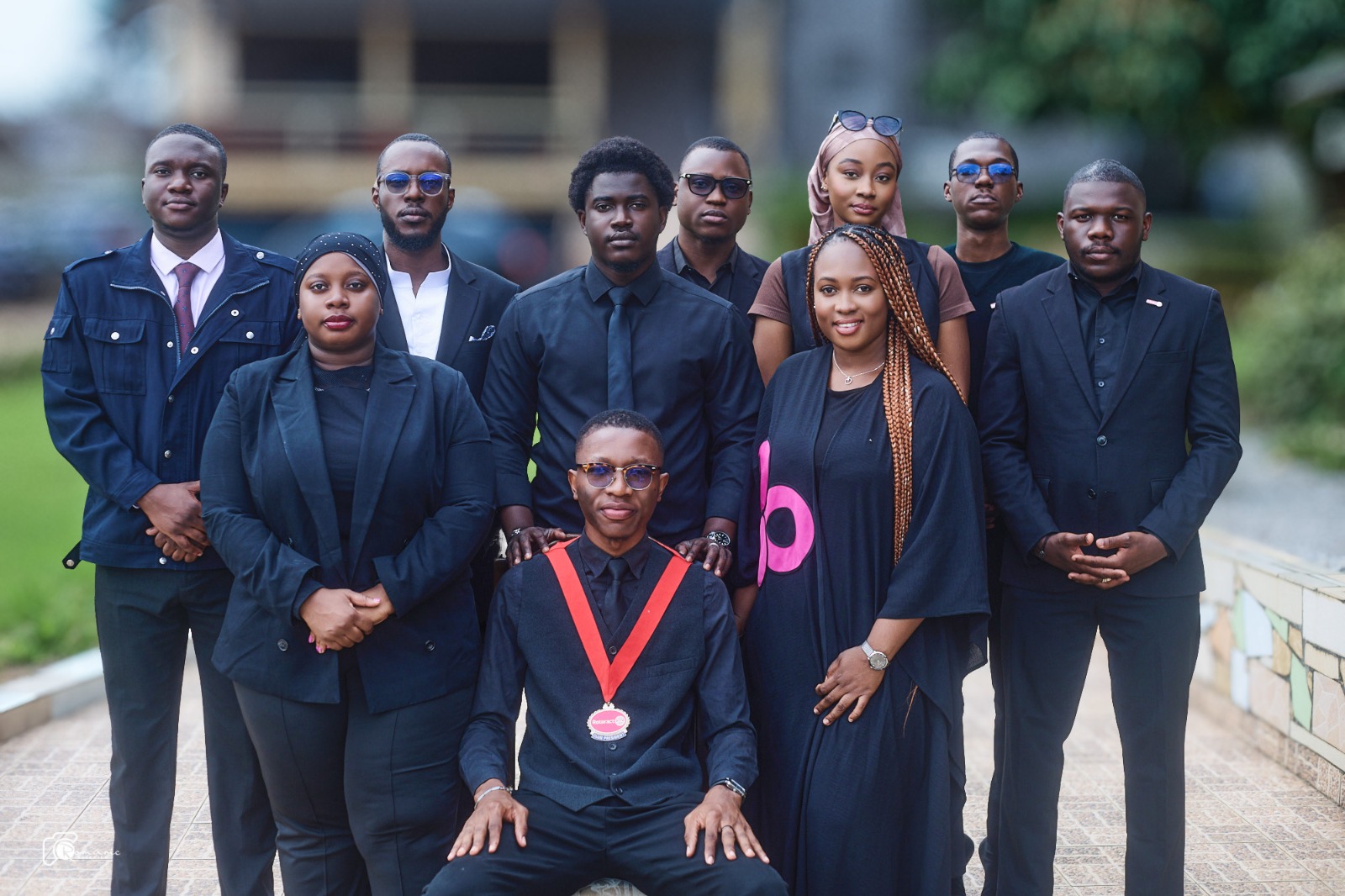 Des membres du Rotaract réunis en chemise blanche